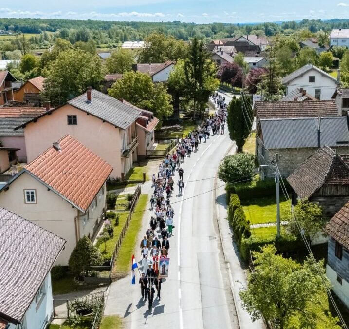 Svečana procesija učenika i djelatnika Osnovne škole „Kardinal Alojzije Stepinac“ i proslava 128. rođendana bl. Alojzija Stepinca u Župi Presvetog Trojstva u Krašiću